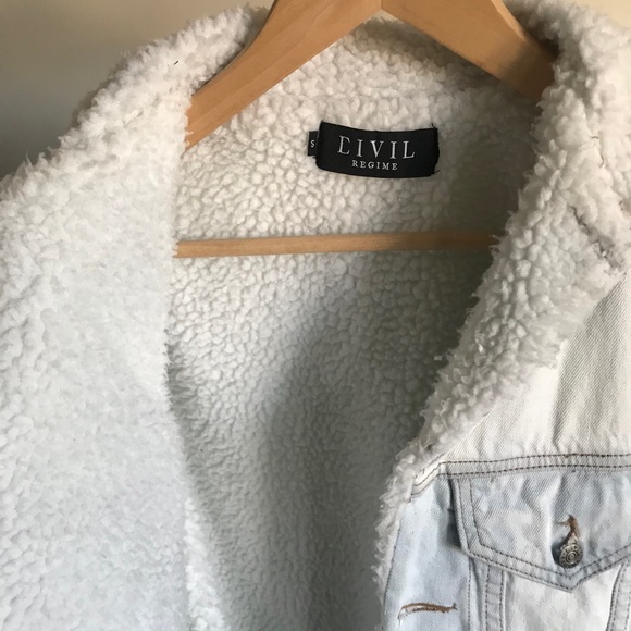 Civil Regime Light Washed Denim Jacket 

•Size small (S)
Condition 8/10 - Picture 2 of 6